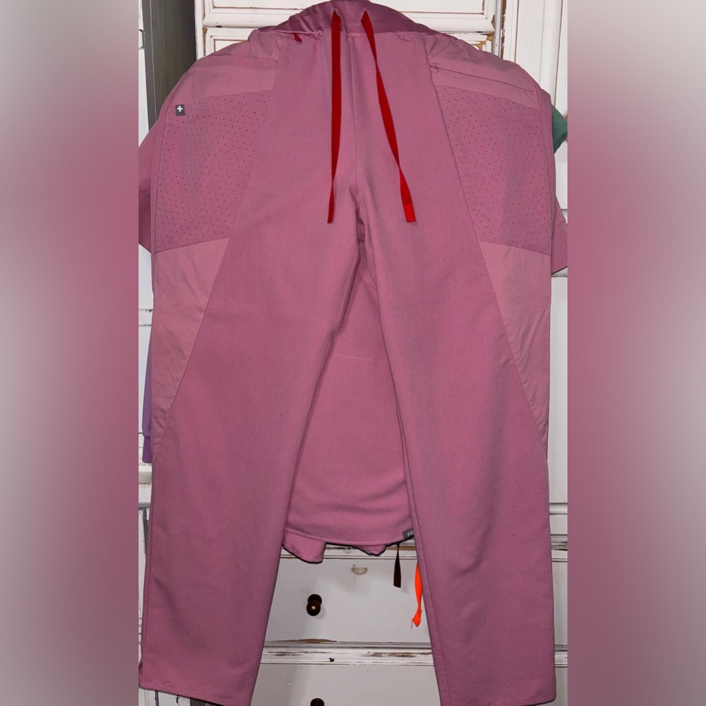 Figs mauve color scrub pants. LG. Regular length.